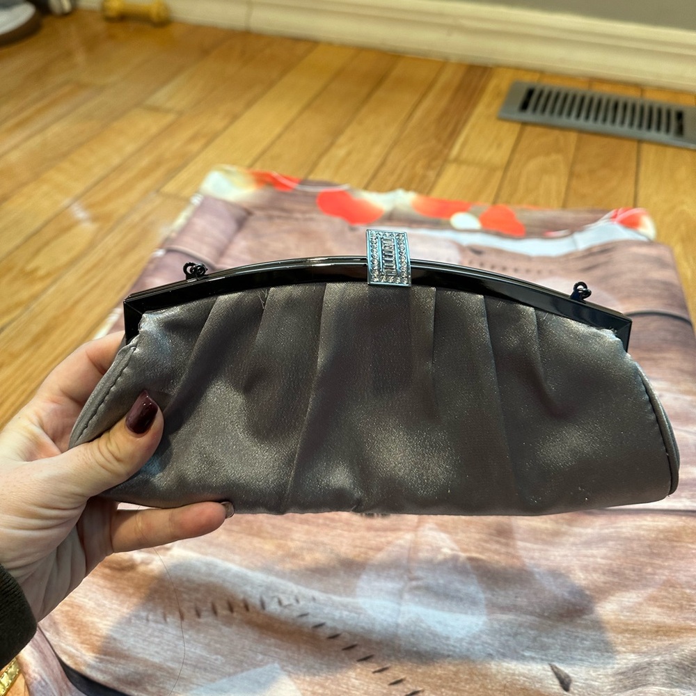 Elegant silver evening clutch w/ strap🩶